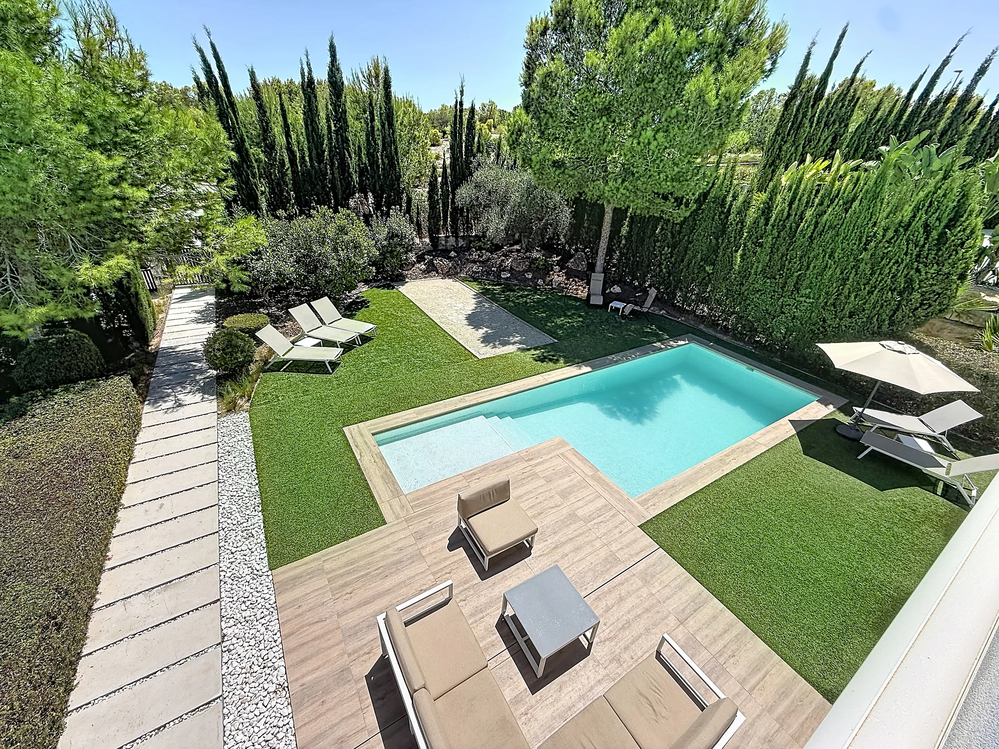 Vue plongeante sur la piscine et le jardin